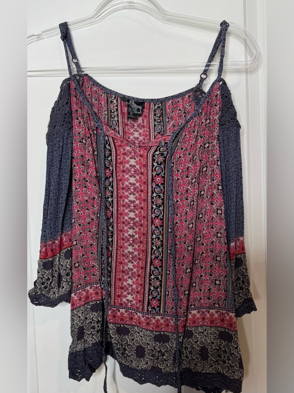 Angie Pink and Navy Floral Cold-Shoulder Camisole crochet detail boho sz small